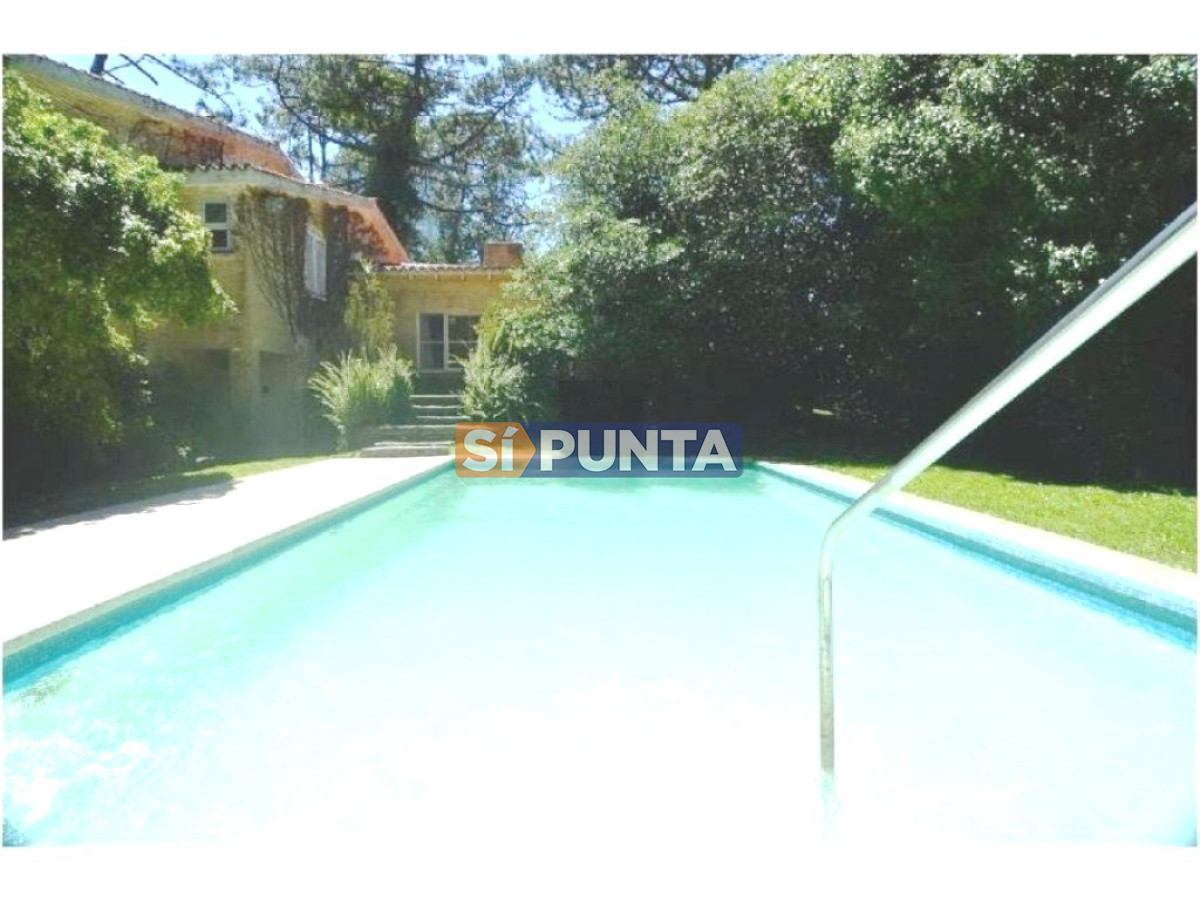 Casa en Mansa,Punta del Este. 6 dormitorios y piscina.  - SPT8500C