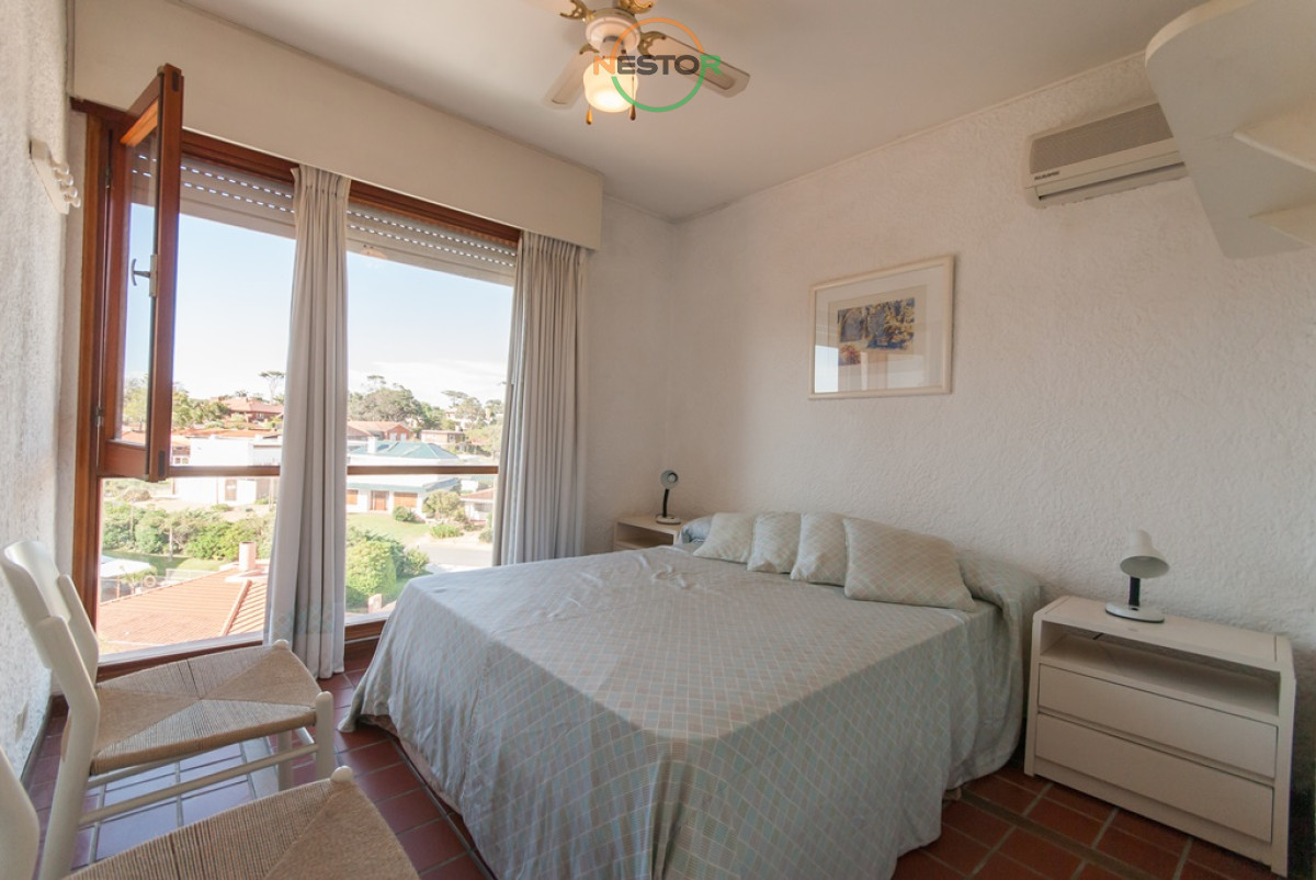 Apartamento ID.4984 - Punta del Este, frente al mar, con vista y terraza en playa mansa, 2 dormitorios *