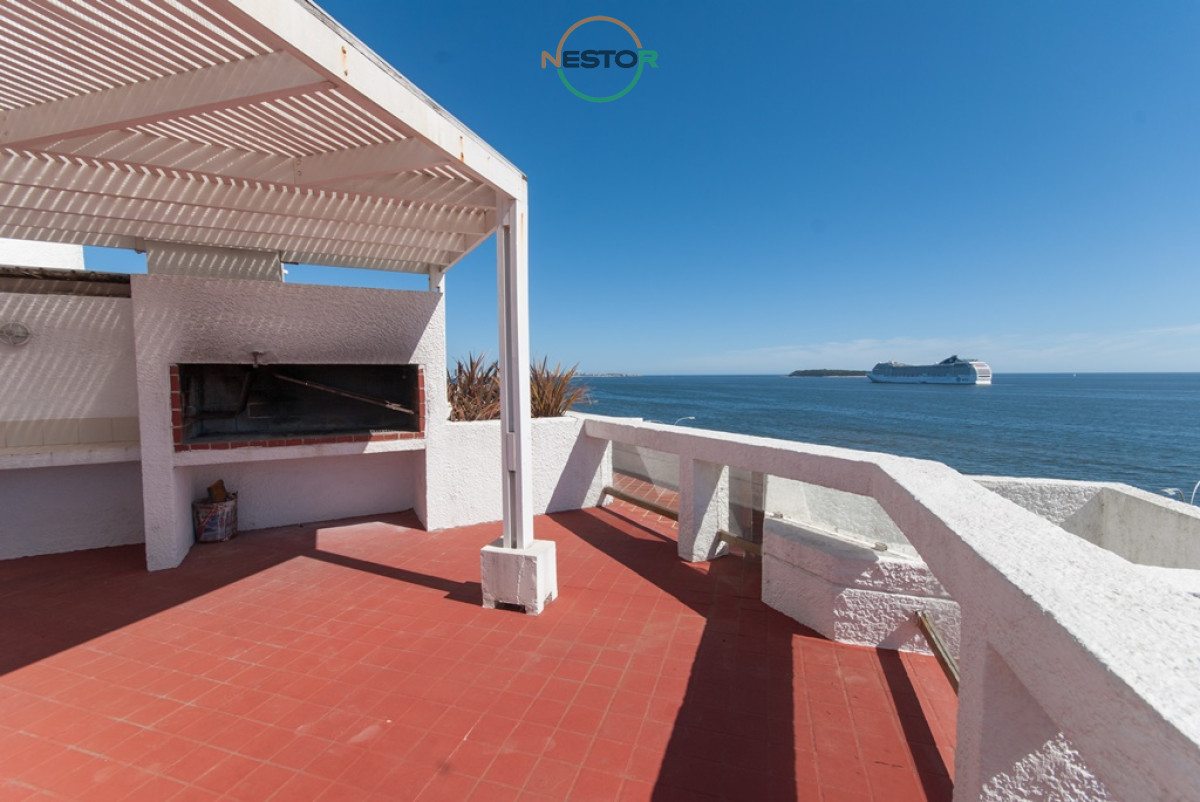 Apartamento ID.4984 - Punta del Este, frente al mar, con vista y terraza en playa mansa, 2 dormitorios *