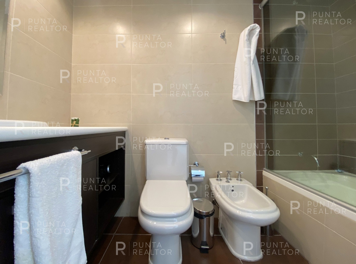 Apartamento ID.2283 - Apartamento de 3 dormitorios con vista al mar en Brava, Punta del Este. 