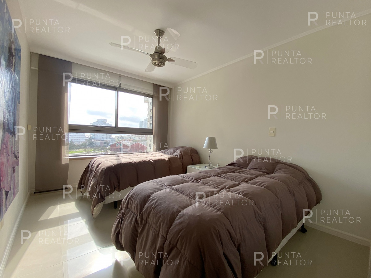 Apartamento ID.2283 - Apartamento de 3 dormitorios con vista al mar en Brava, Punta del Este. 