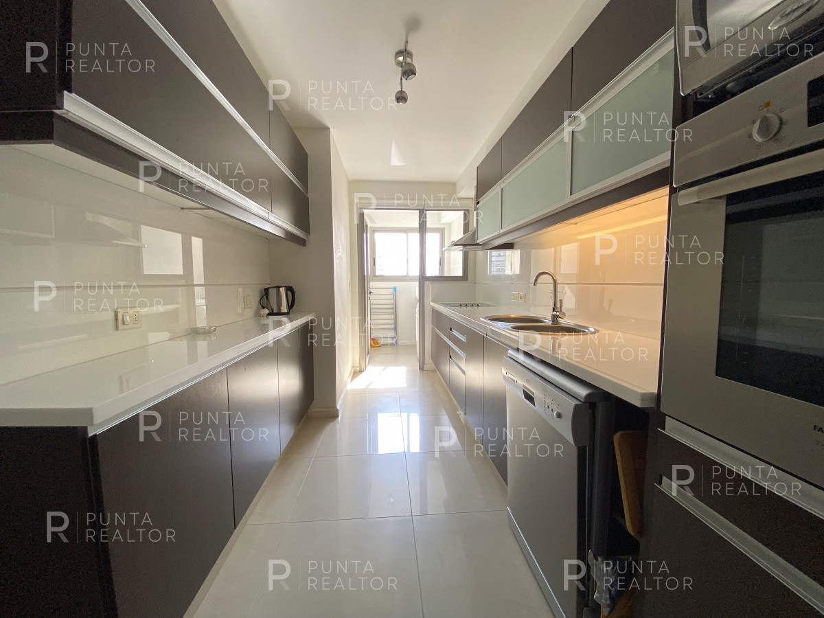 Apartamento ID.2283 - Apartamento de 3 dormitorios con vista al mar en Brava, Punta del Este. 