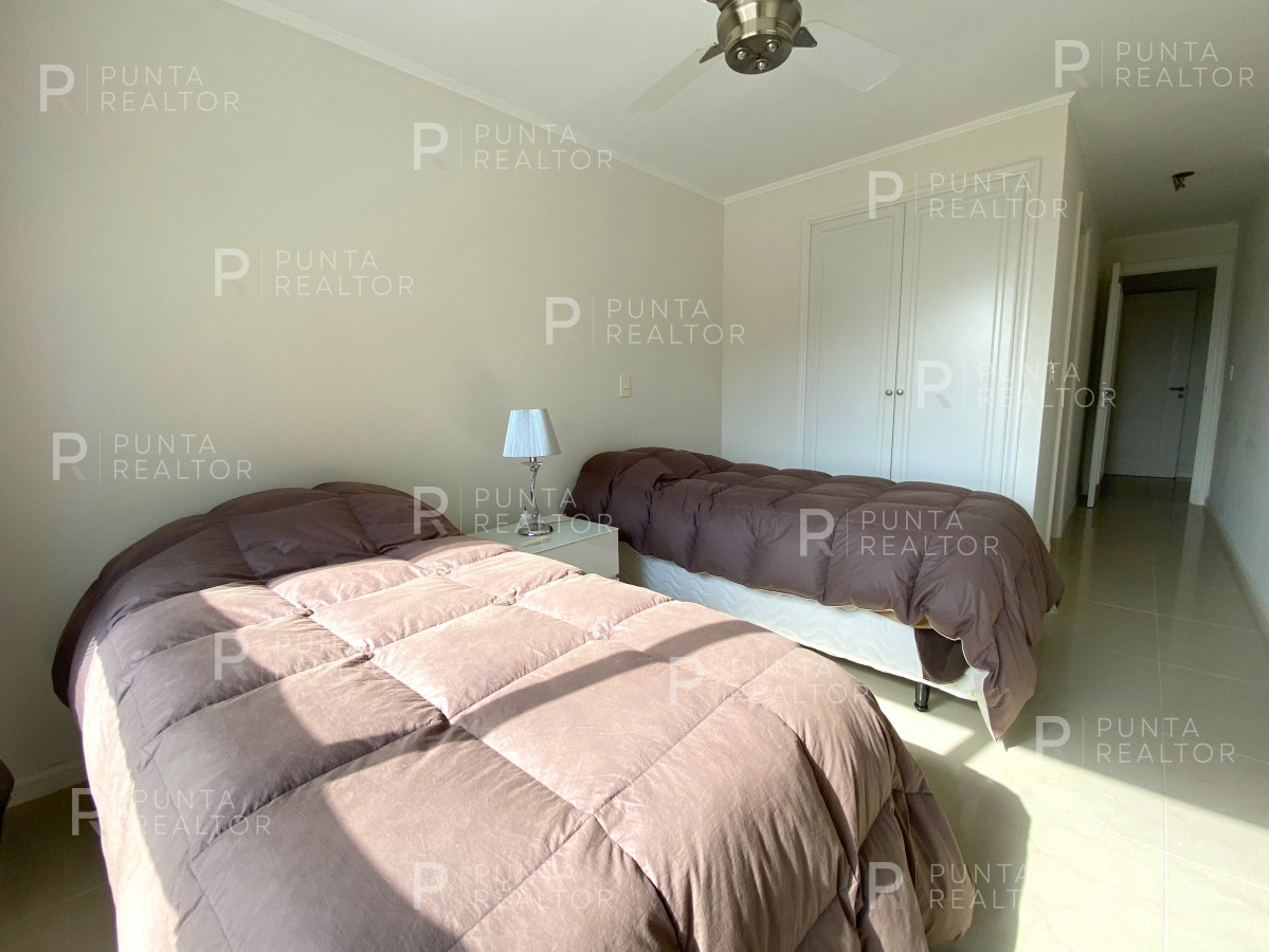 Apartamento ID.2283 - Apartamento de 3 dormitorios con vista al mar en Brava, Punta del Este. 