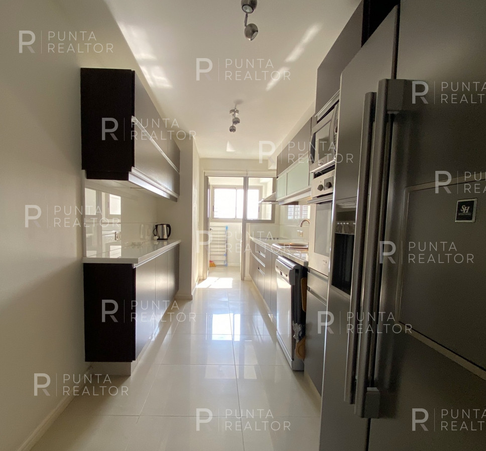Apartamento ID.2283 - Apartamento de 3 dormitorios con vista al mar en Brava, Punta del Este. 