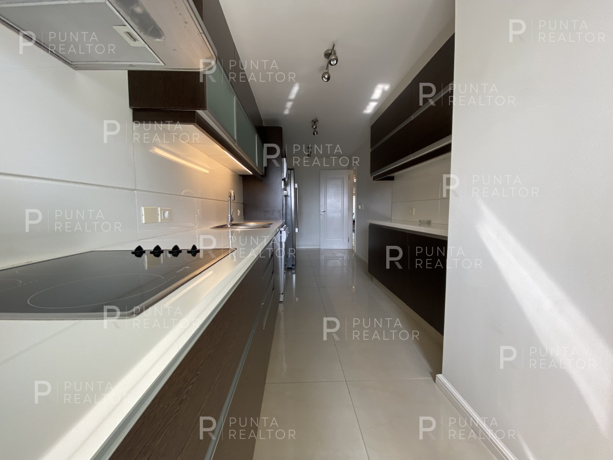 Apartamento ID.2283 - Apartamento de 3 dormitorios con vista al mar en Brava, Punta del Este. 