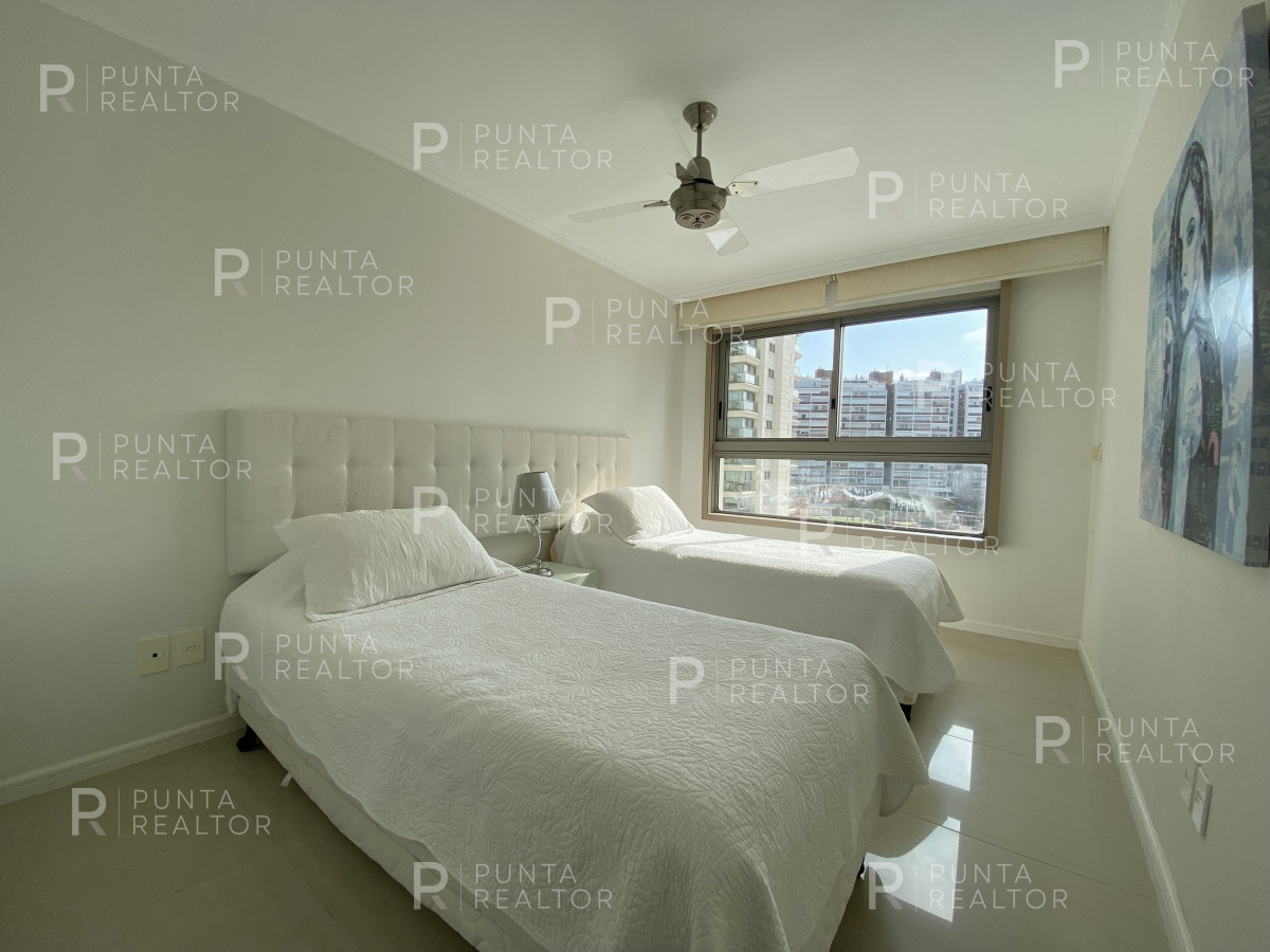 Apartamento ID.2283 - Apartamento de 3 dormitorios con vista al mar en Brava, Punta del Este. 