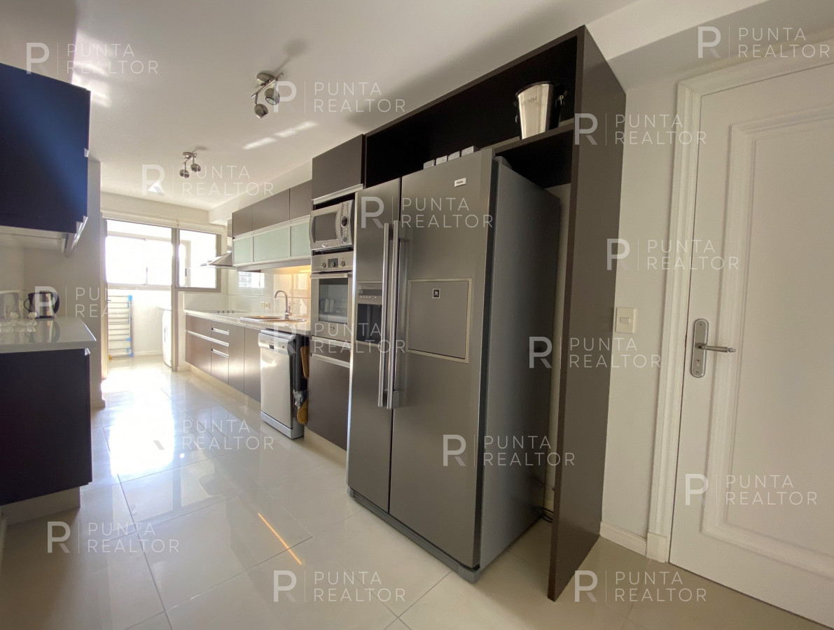 Apartamento ID.2283 - Apartamento de 3 dormitorios con vista al mar en Brava, Punta del Este. 