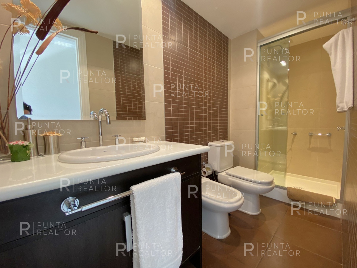 Apartamento ID.2283 - Apartamento de 3 dormitorios con vista al mar en Brava, Punta del Este. 