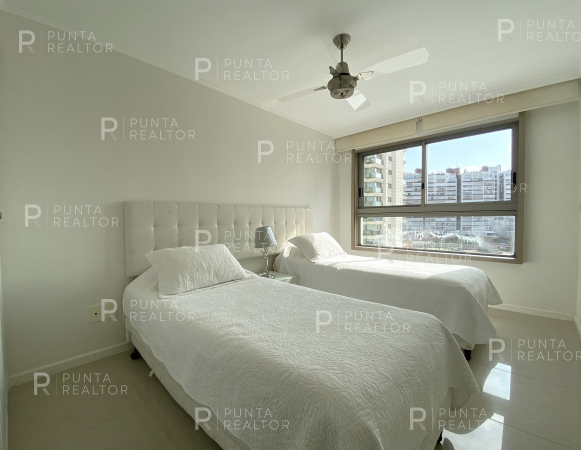 Apartamento ID.2283 - Apartamento de 3 dormitorios con vista al mar en Brava, Punta del Este. 