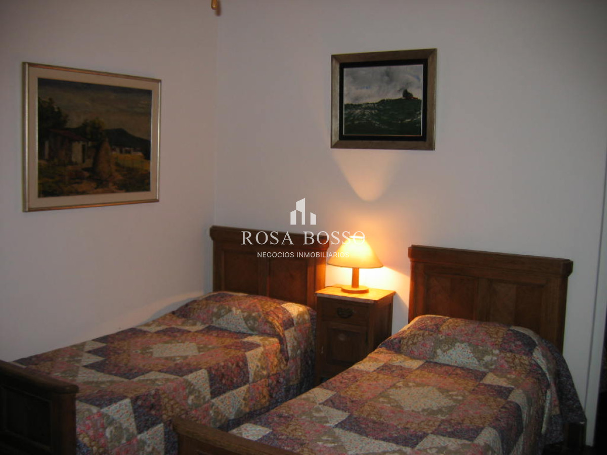 Apartamento ID.5893 - Punta del Este, chalet con gran jardín, 4 dormitorios y piscina-