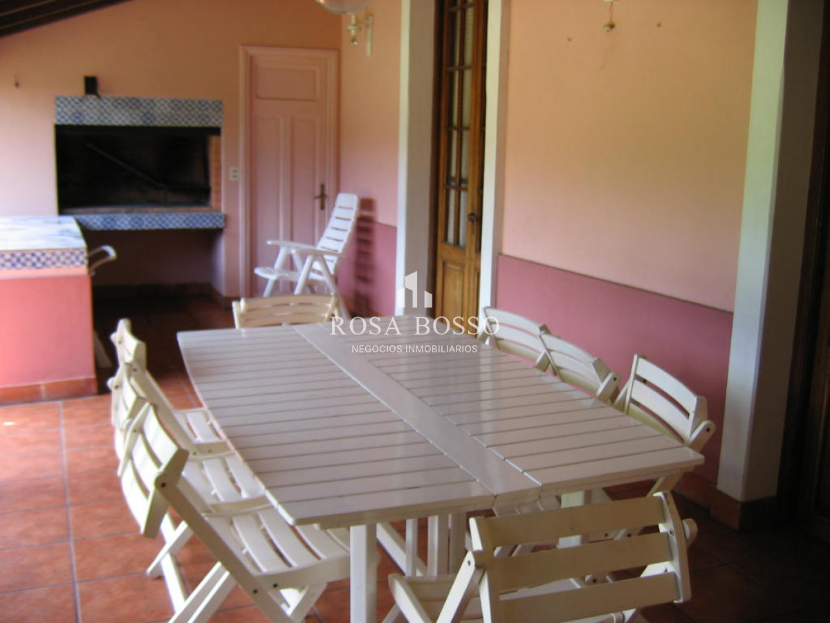 Apartamento ID.5893 - Punta del Este, chalet con gran jardín, 4 dormitorios y piscina-