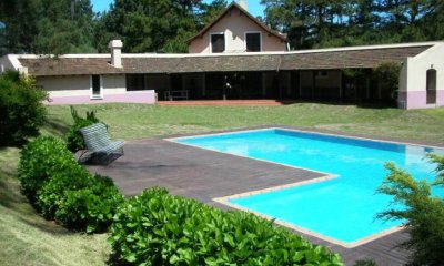 Punta del Este, chalet con gran jardín, 4 dormitorios y piscina-