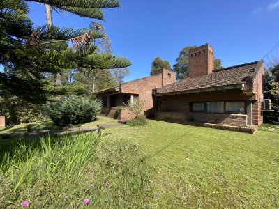 Casa en venta en una sola planta de 3 dormitorios en Pinares, Punta del Este.