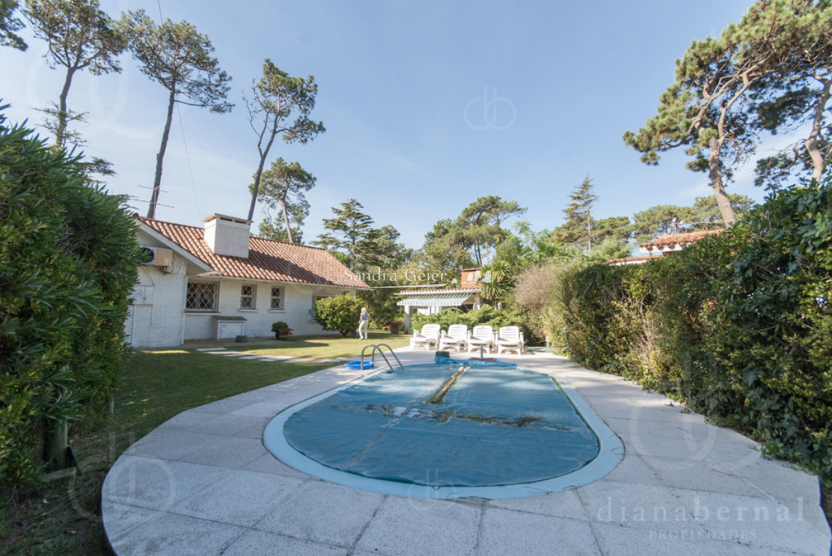 Casa ID.2212 - Casa en Punta del Este, barrio Cantegril, 4 dormitorios , piscina calefaccionada..
