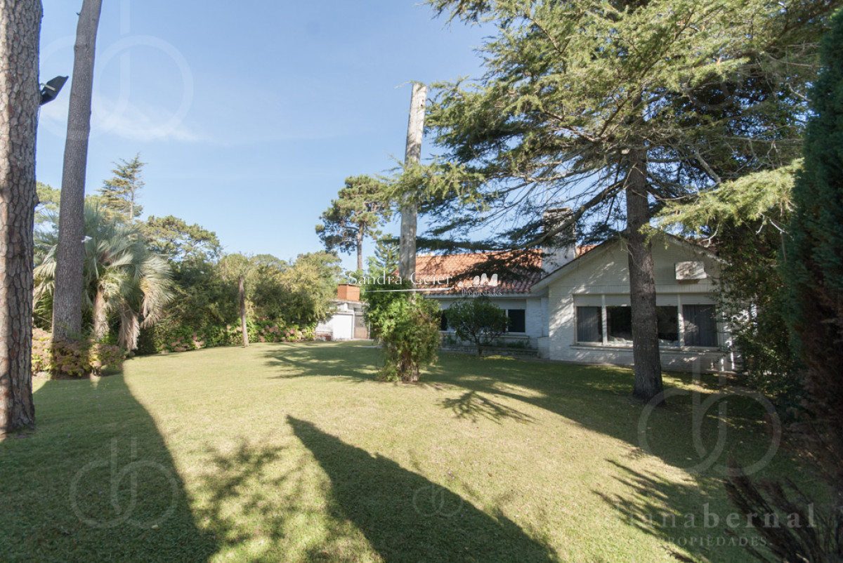 Casa ID.2212 - Casa en Punta del Este, barrio Cantegril, 4 dormitorios , piscina calefaccionada..