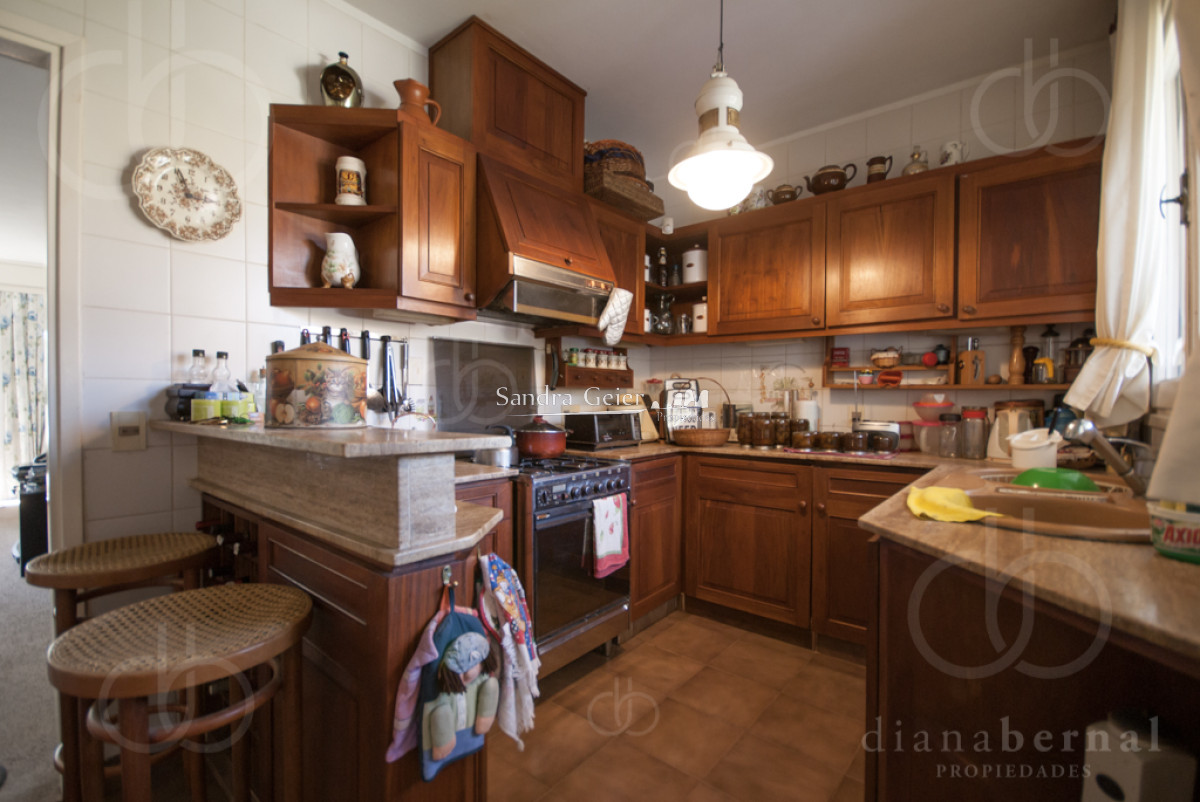 Casa ID.2212 - Casa en Punta del Este, barrio Cantegril, 4 dormitorios , piscina calefaccionada..
