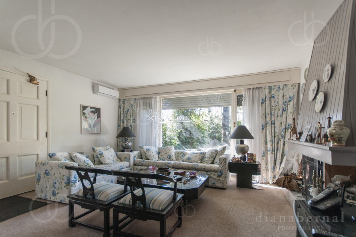Casa ID.2212 - Casa en Punta del Este, barrio Cantegril, 4 dormitorios , piscina calefaccionada..