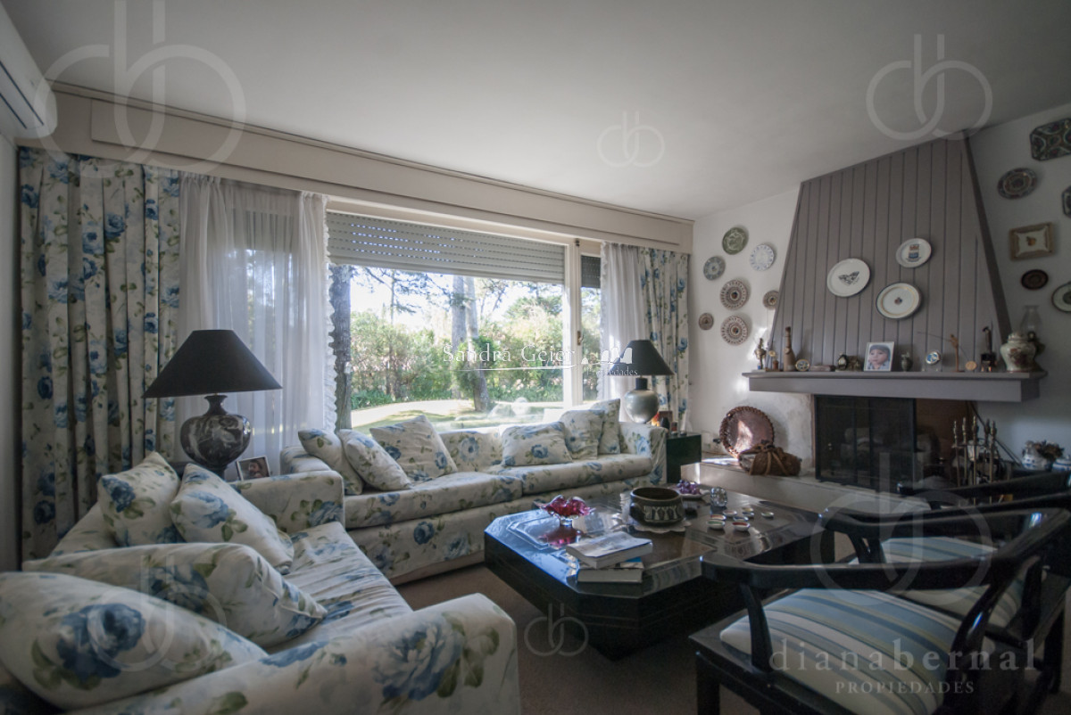 Casa ID.2212 - Casa en Punta del Este, barrio Cantegril, 4 dormitorios , piscina calefaccionada..