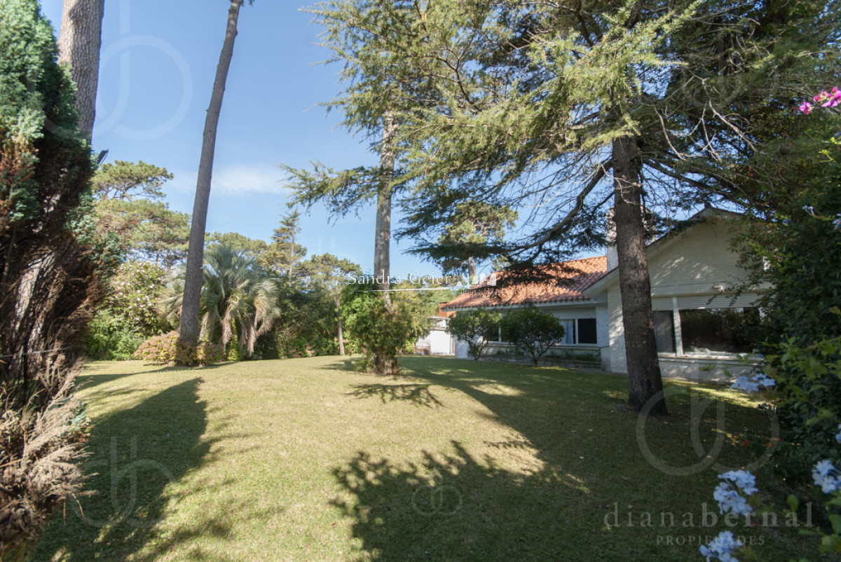 Casa ID.2212 - Casa en Punta del Este, barrio Cantegril, 4 dormitorios , piscina calefaccionada..