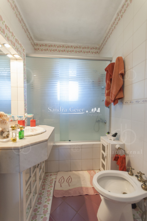 Casa ID.2212 - Casa en Punta del Este, barrio Cantegril, 4 dormitorios , piscina calefaccionada..