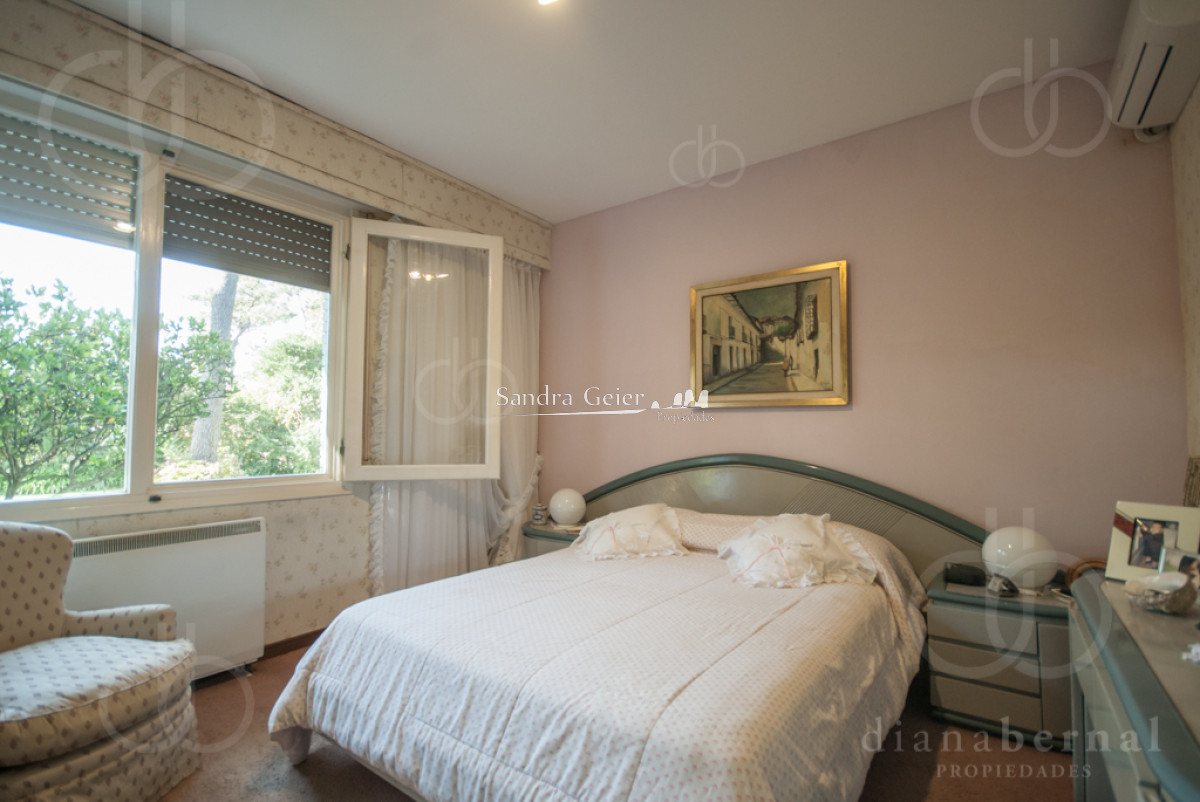 Casa ID.2212 - Casa en Punta del Este, barrio Cantegril, 4 dormitorios , piscina calefaccionada..