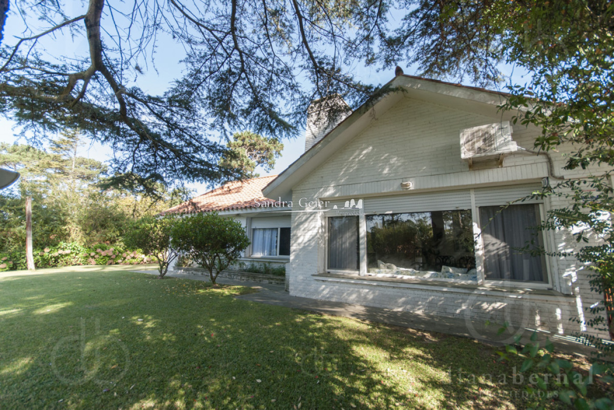 Casa ID.2212 - Casa en Punta del Este, barrio Cantegril, 4 dormitorios , piscina calefaccionada..