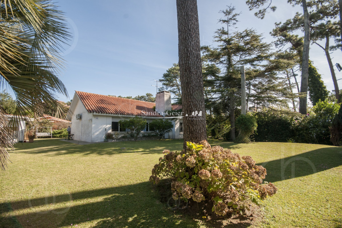 Casa ID.2212 - Casa en Punta del Este, barrio Cantegril, 4 dormitorios , piscina calefaccionada..