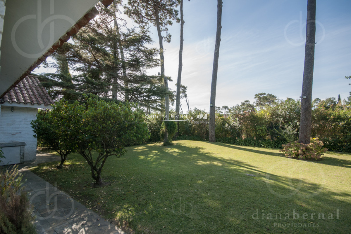 Casa ID.2212 - Casa en Punta del Este, barrio Cantegril, 4 dormitorios , piscina calefaccionada..