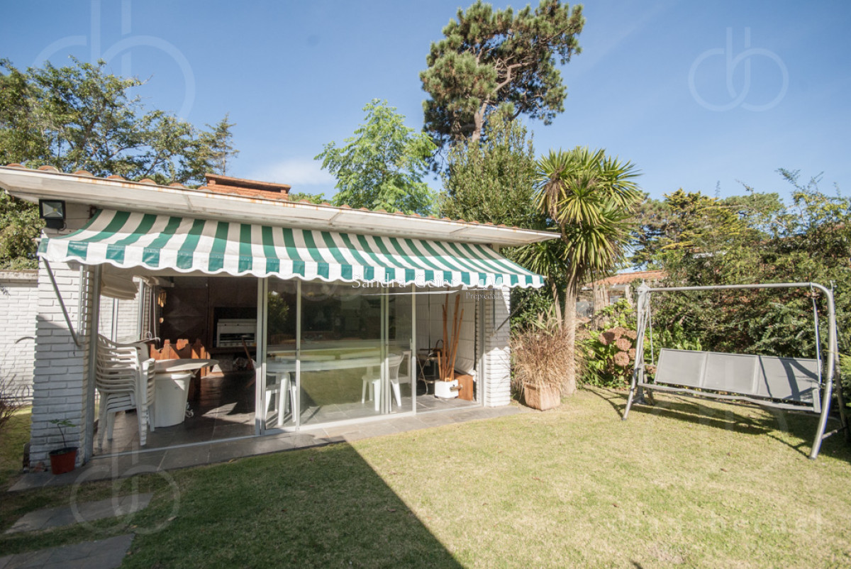 Casa ID.2212 - Casa en Punta del Este, barrio Cantegril, 4 dormitorios , piscina calefaccionada..