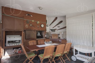 Casa ID.2212 - Casa en Punta del Este, barrio Cantegril, 4 dormitorios , piscina calefaccionada..
