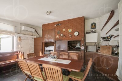 Casa ID.2212 - Casa en Punta del Este, barrio Cantegril, 4 dormitorios , piscina calefaccionada..