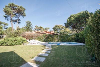 Casa ID.2212 - Casa en Punta del Este, barrio Cantegril, 4 dormitorios , piscina calefaccionada..