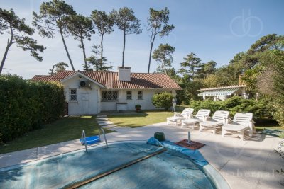 Casa ID.2212 - Casa en Punta del Este, barrio Cantegril, 4 dormitorios , piscina calefaccionada..