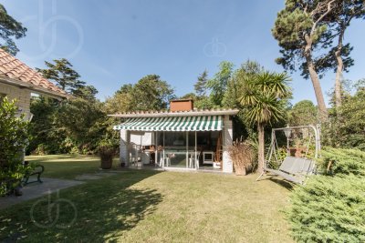 Casa ID.2212 - Casa en Punta del Este, barrio Cantegril, 4 dormitorios , piscina calefaccionada..