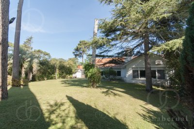 Casa ID.2212 - Casa en Punta del Este, barrio Cantegril, 4 dormitorios , piscina calefaccionada..