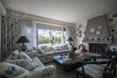 Casa ID.2212 - Casa en Punta del Este, barrio Cantegril, 4 dormitorios , piscina calefaccionada..