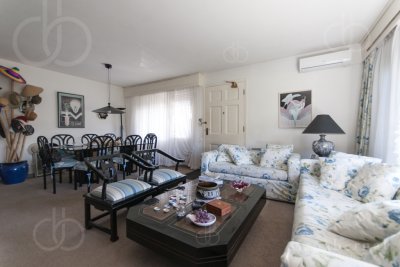 Casa ID.2212 - Casa en Punta del Este, barrio Cantegril, 4 dormitorios , piscina calefaccionada..