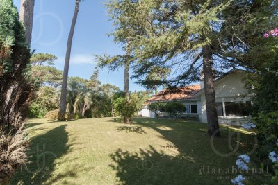 Casa ID.2212 - Casa en Punta del Este, barrio Cantegril, 4 dormitorios , piscina calefaccionada..