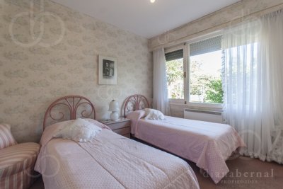 Casa ID.2212 - Casa en Punta del Este, barrio Cantegril, 4 dormitorios , piscina calefaccionada..