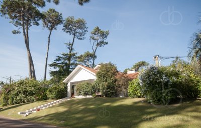 Casa ID.2212 - Casa en Punta del Este, barrio Cantegril, 4 dormitorios , piscina calefaccionada..