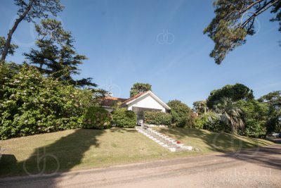Casa ID.2212 - Casa en Punta del Este, barrio Cantegril, 4 dormitorios , piscina calefaccionada..