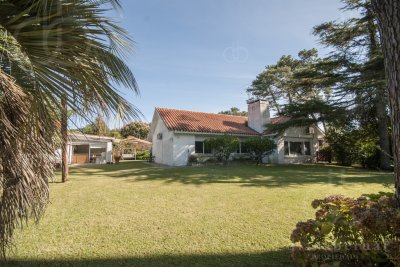 Casa ID.2212 - Casa en Punta del Este, barrio Cantegril, 4 dormitorios , piscina calefaccionada..