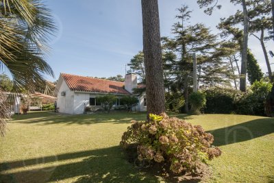 Casa ID.2212 - Casa en Punta del Este, barrio Cantegril, 4 dormitorios , piscina calefaccionada..