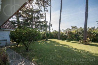 Casa ID.2212 - Casa en Punta del Este, barrio Cantegril, 4 dormitorios , piscina calefaccionada..
