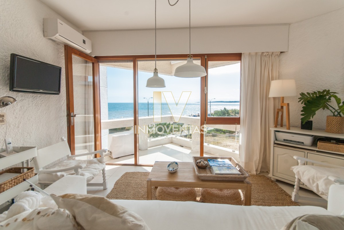 Apartamento ID.3334 - Apartamento en Playa Mansa, 2 dormitorios reciclado frente al mar