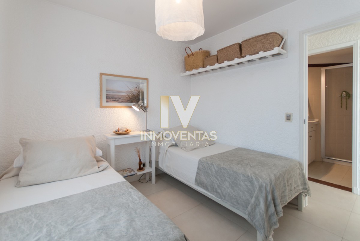 Apartamento ID.3334 - Apartamento en Playa Mansa, 2 dormitorios reciclado frente al mar