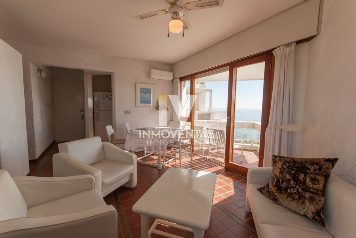 Apartamento ID.3438 - Punta del Este, frente al mar, con vista y terraza en playa mansa, 2 dormitorios *