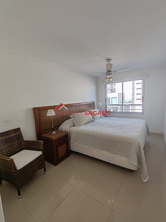 Apartamento ID.3540 - Punta del este, Península, departamento de 2 dormitorios con piscina, terraza y cochera.