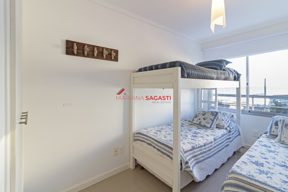 Apartamento ID.3540 - Punta del este, Península, departamento de 2 dormitorios con piscina, terraza y cochera.