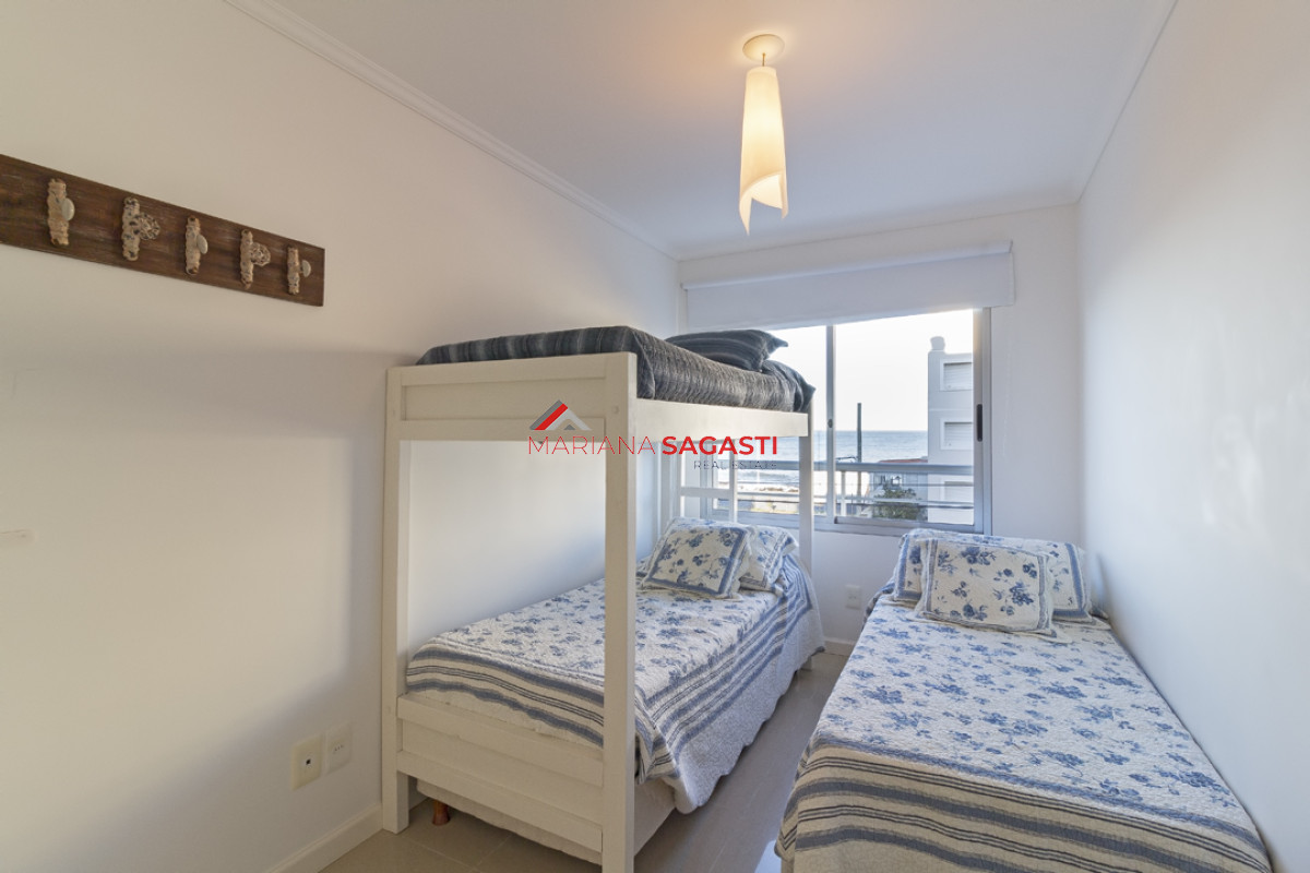 Apartamento ID.3540 - Punta del este, Península, departamento de 2 dormitorios con piscina, terraza y cochera.